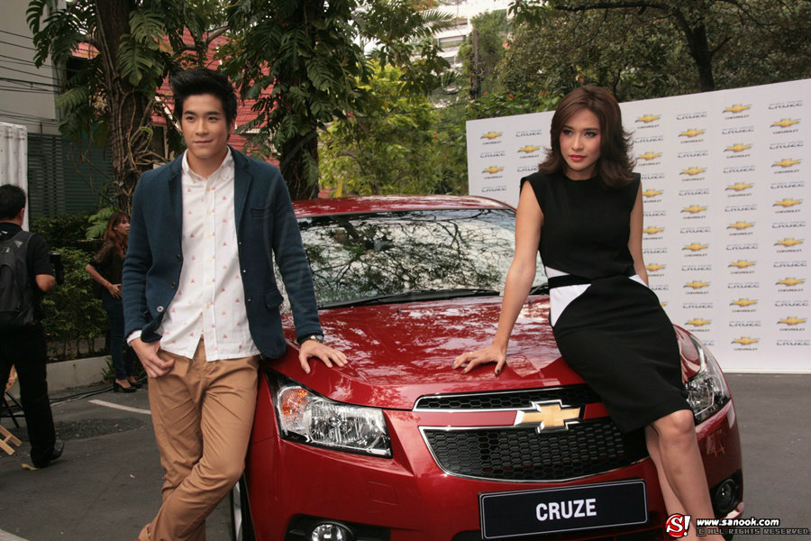 พลอย-อเล็กซ์ พรีเซ็นเตอร์  chevrolet Cruze