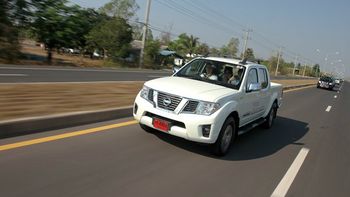 Sanook! Drive : 2012 Nissan Navara Sport Version เสริมทัพด้วยออพชั่นสมรรถนะยังเยี่ยม