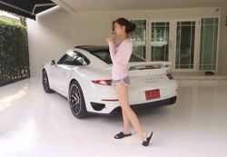 มารู้จัก Porsche 911 และ Boxster สาวเจนี่กัน