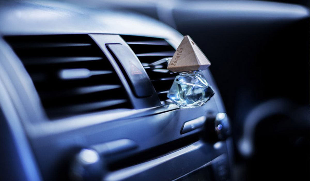 เลือกน้ำหอมติดรถยนต์อย่างไรให้ดีต่อรถและดีต่อใจ