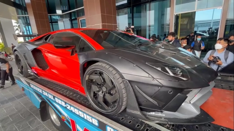 ทำไม “ลัมโบร์กินี” คันเดียวในไทยของ “เบนซ์ เดม่อน” ถึงกลายเป็นคนละสี?