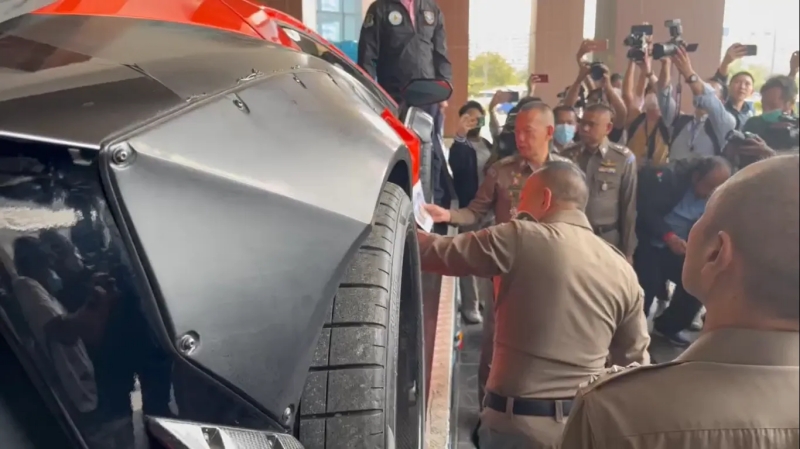 ทำไม “ลัมโบร์กินี” คันเดียวในไทยของ “เบนซ์ เดม่อน” ถึงกลายเป็นคนละสี?