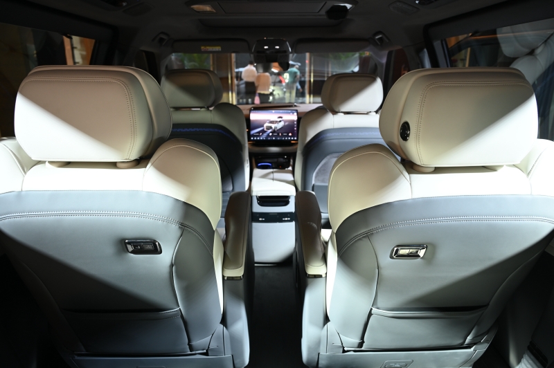 ZEEKR 009 รุ่น Premium AWD (7-Seater)