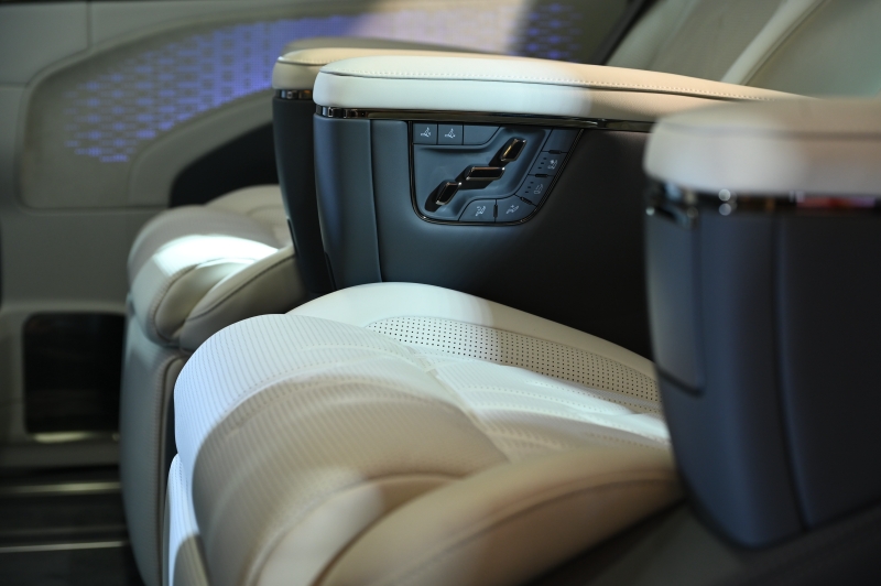 ZEEKR 009 รุ่น Premium AWD (7-Seater)