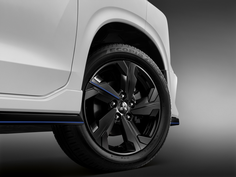 Mitsubishi Xpander HEV PLAY และ Xpander Cross HEV PLAY