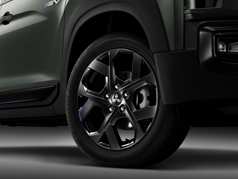 Mitsubishi Xpander HEV PLAY และ Xpander Cross HEV PLAY