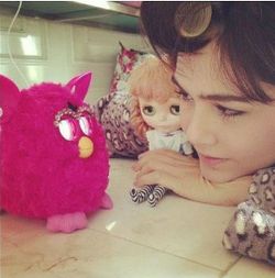 ตุ๊กตาเฟอร์บี้  (Furby) ดาราฮิตกันเพียบ