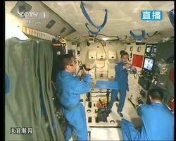 นักบินอวกาศจีน เปิดคลาสสอนวิชาฟิสิกส์พื้นฐาน จาก"อวกาศ"