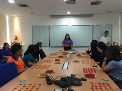จิตอาสาโรงเรียนศรีวิกรม์ สาธิตวิธีการทำยางยืดเพื่อสุขภาพ@ธนาคารธนชาต