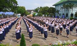 ฟ้อนรำไทย "ฟ้อนศรีเมืองเวียงโกศัย" จากนักเรียนมัธยม 5 โรงเรียนนารีรัตน์ งดงามสมกับเป็นสาวแพร่