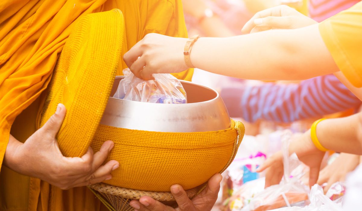 ส่องอาชีพรับจ้างทำบุญ เทรนด์สายบุญที่คุณอาจไม่เคยรู้