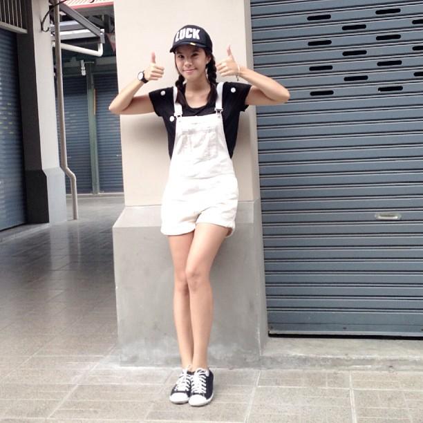 ชุดเอี๊ยมยีนส์ 