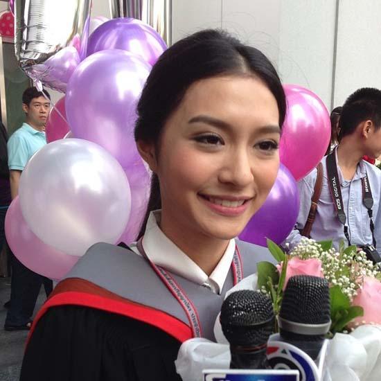 มิว นิษฐา รับปริญญา