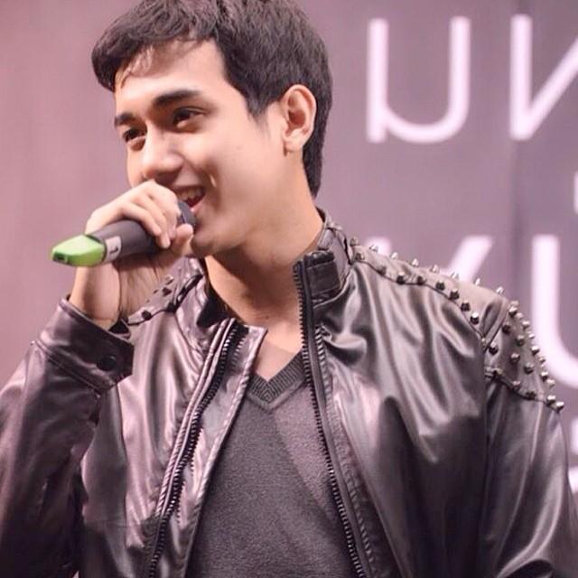 เพชร นพรัตน์ 