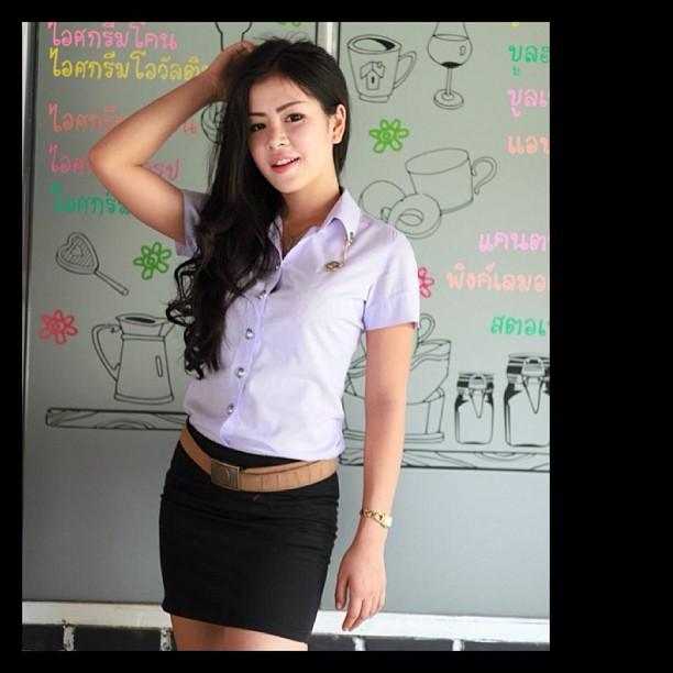 น้องปิงปอง แม่ค้าหมูย่าง