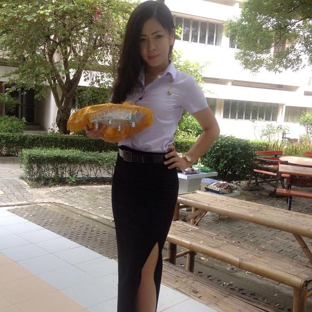 น้องปิงปอง แม่ค้าหมูย่าง