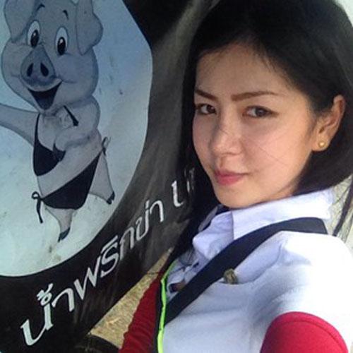 น้องปิงปอง แม่ค้าหมูย่าง