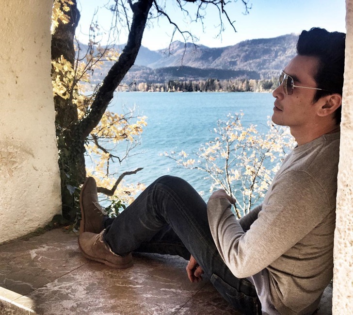 ชาคริต แย้มนาม