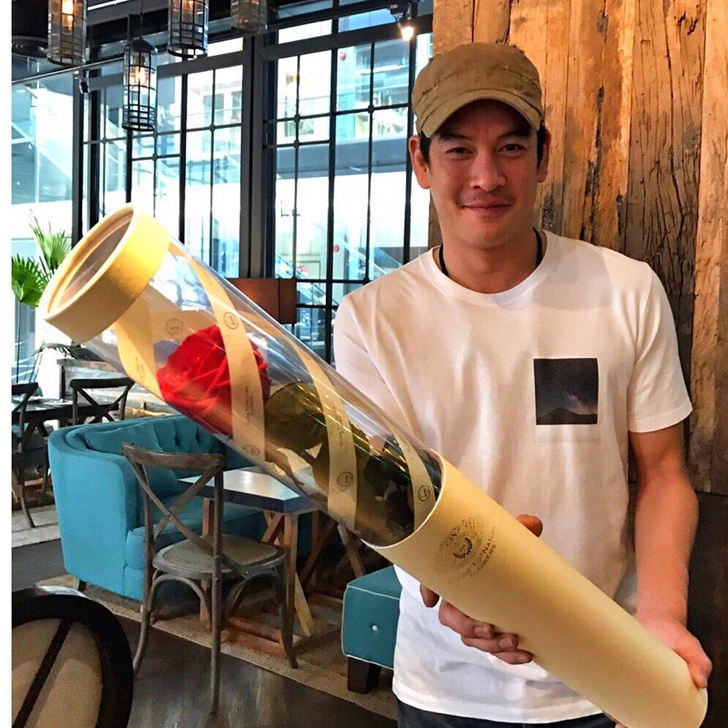 ชาคริต แย้มนาม