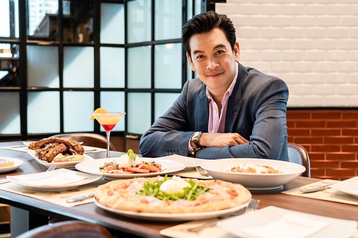 ชาคริต แย้มนาม