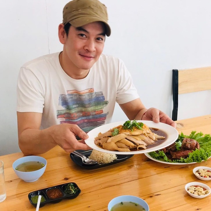 ชาคริต แย้มนาม