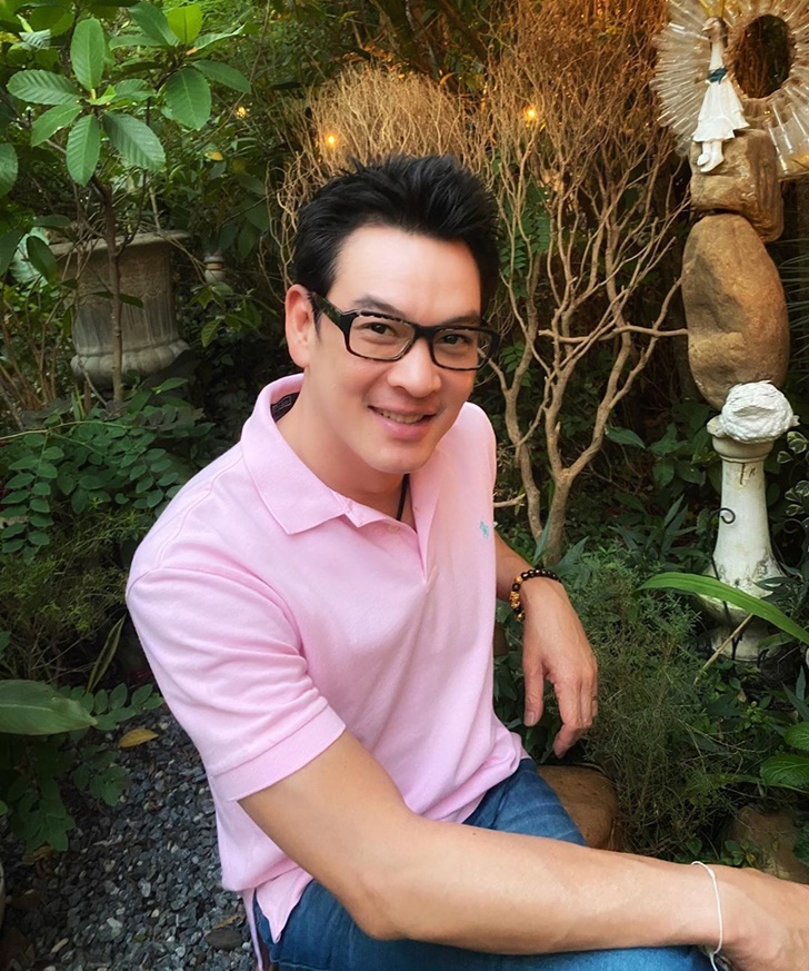 ชาคริต แย้มนาม