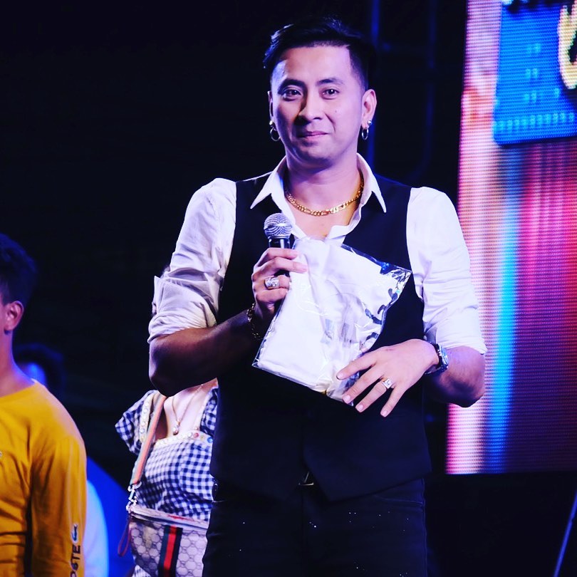 บอล เชิญยิ้ม