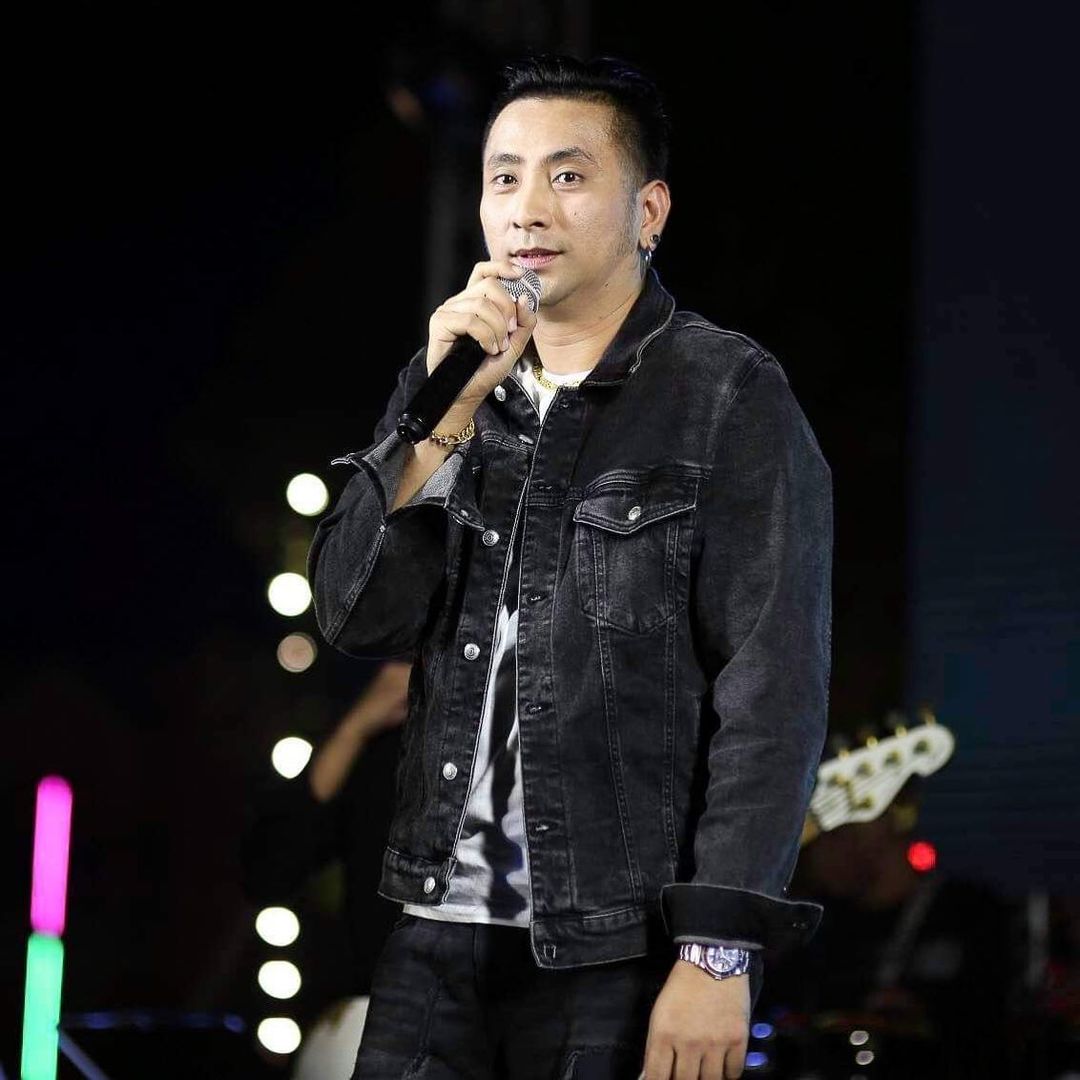 บอล เชิญยิ้ม