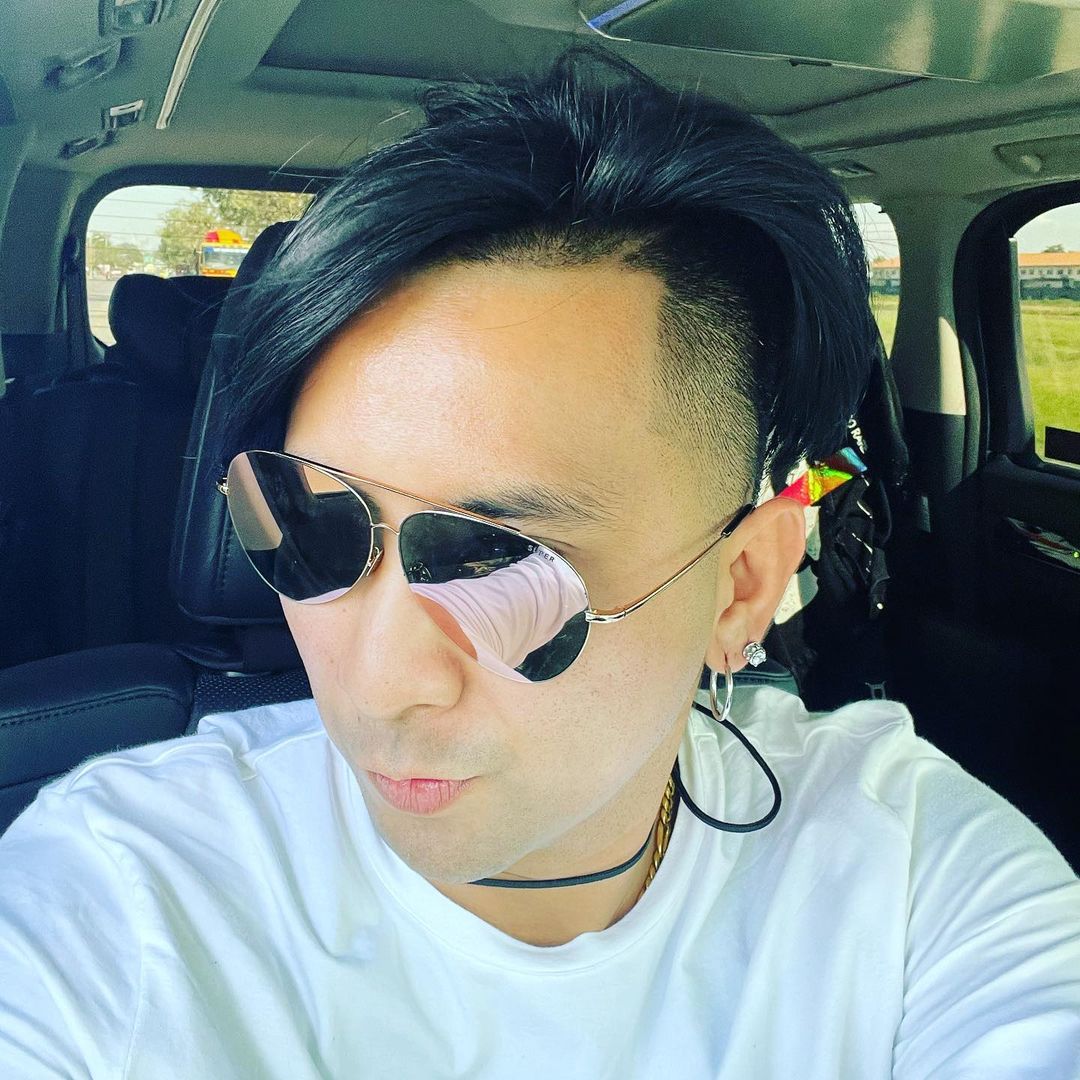 บอล เชิญยิ้ม