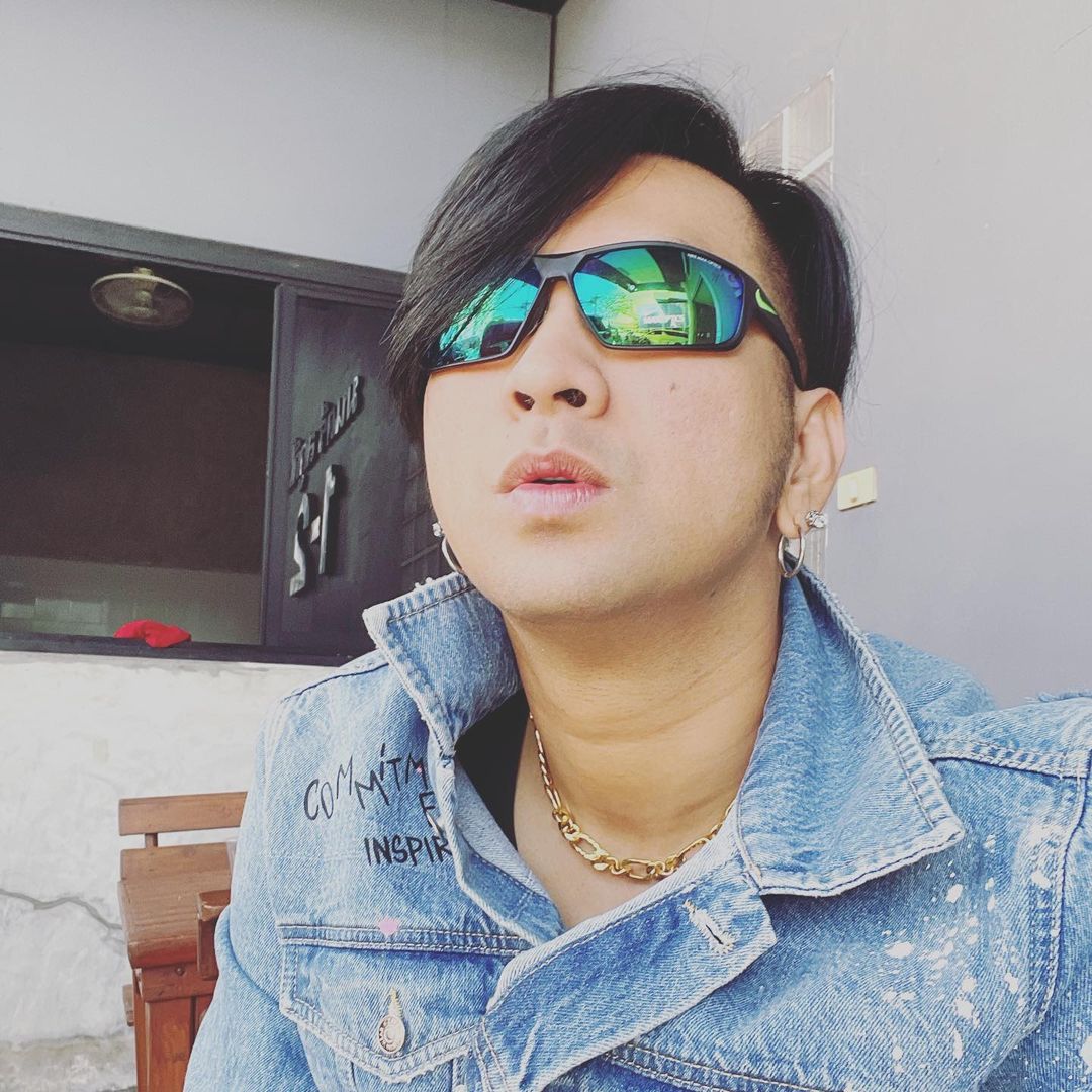 บอล เชิญยิ้ม