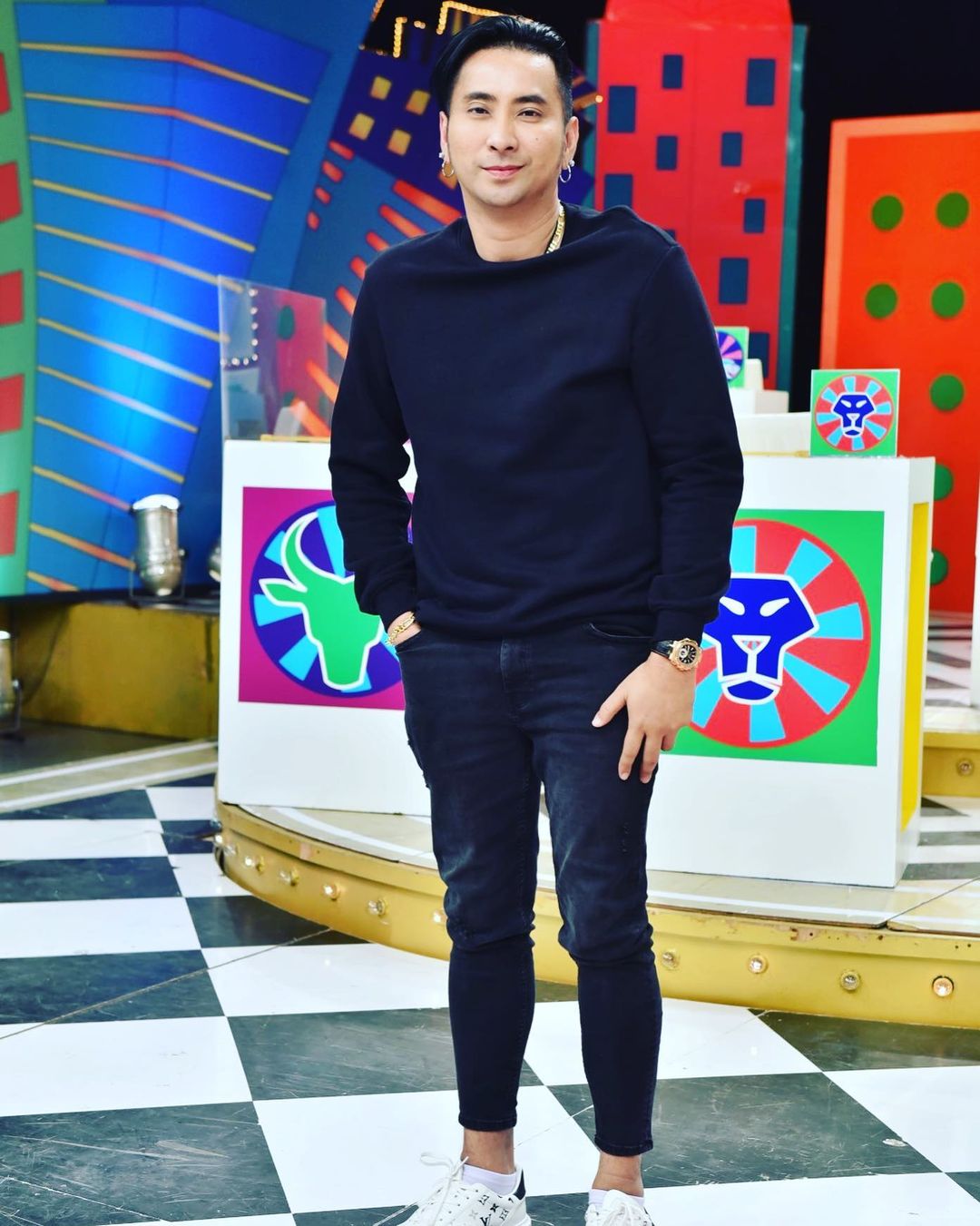 บอล เชิญยิ้ม