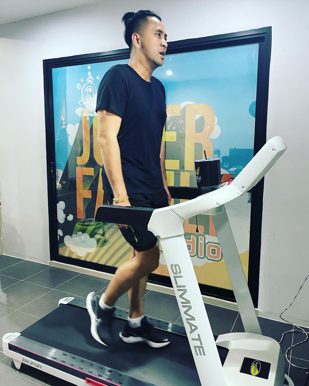 บอล เชิญยิ้ม