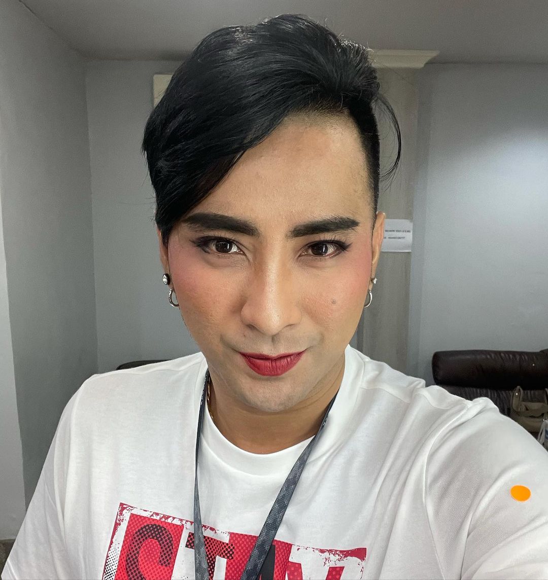 บอล เชิญยิ้ม