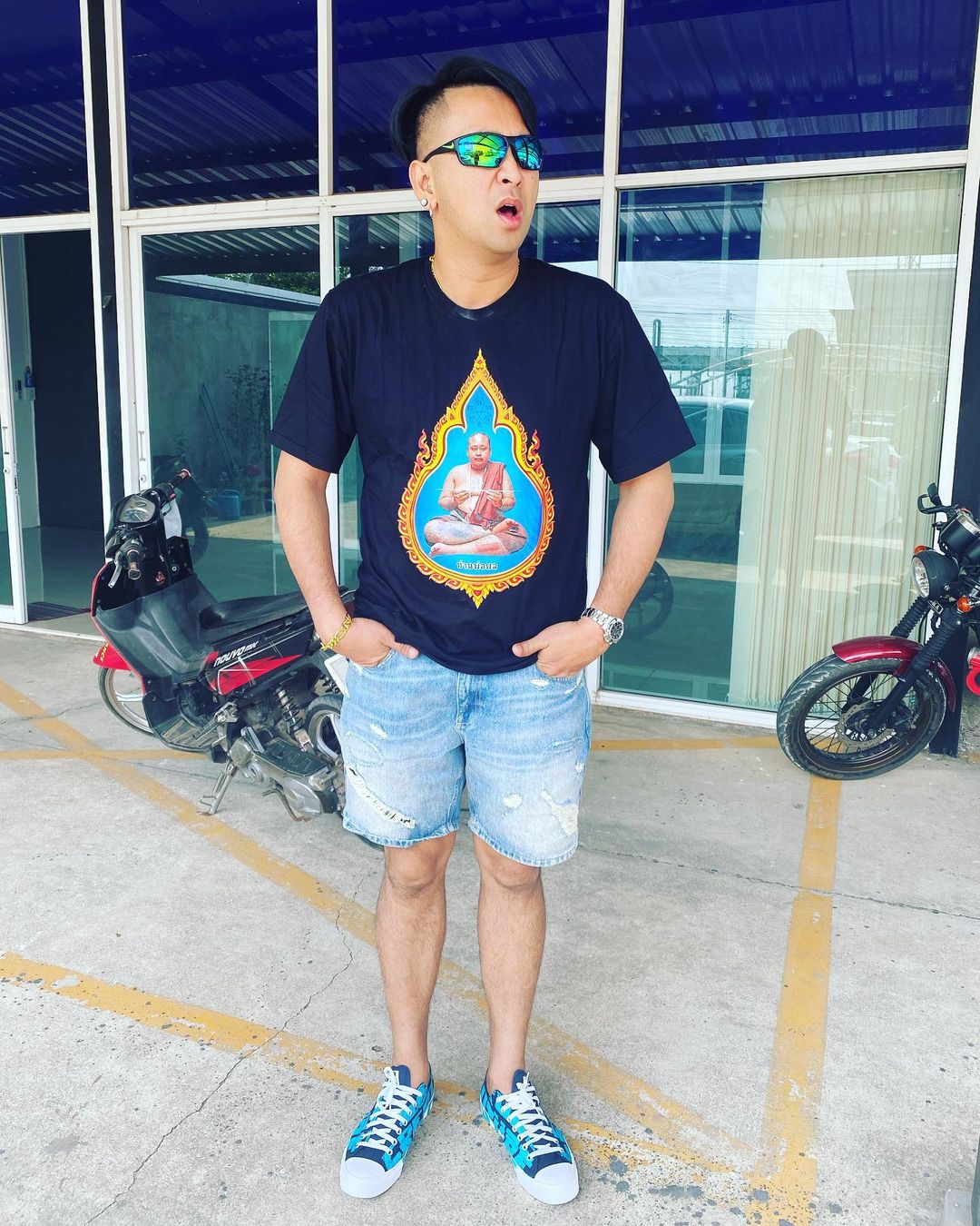 บอล เชิญยิ้ม