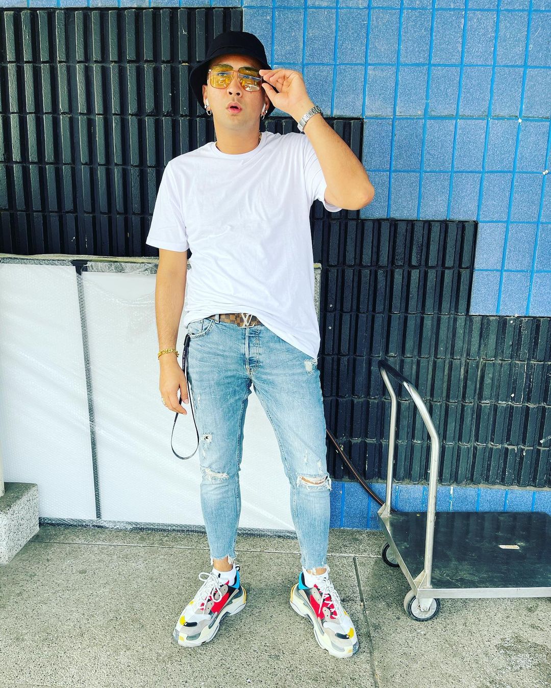 บอล เชิญยิ้ม