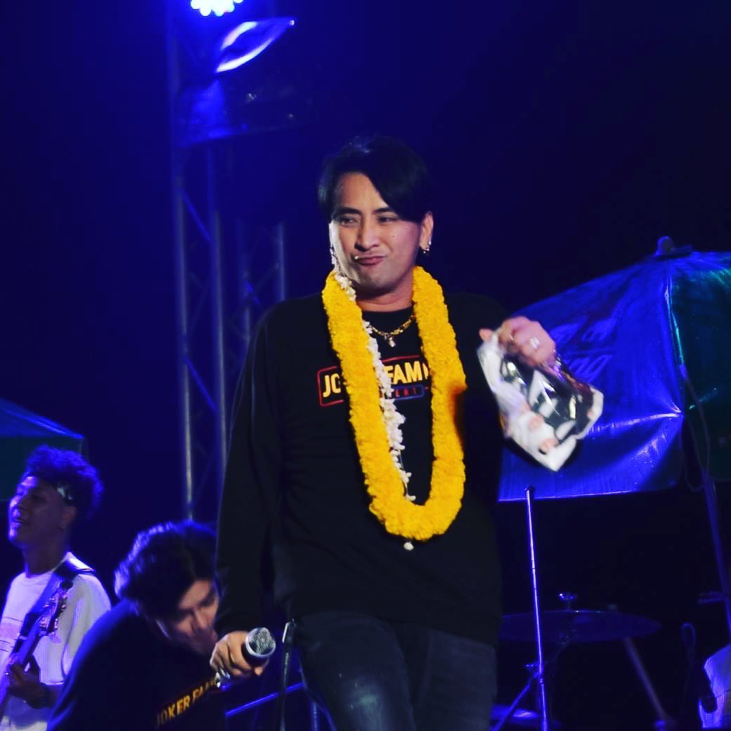 บอล เชิญยิ้ม