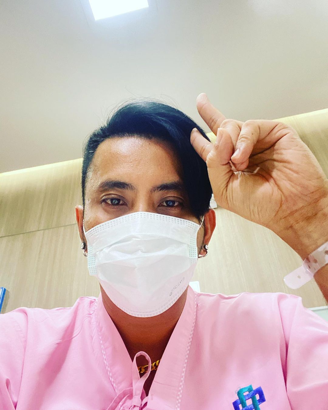 บอล เชิญยิ้ม