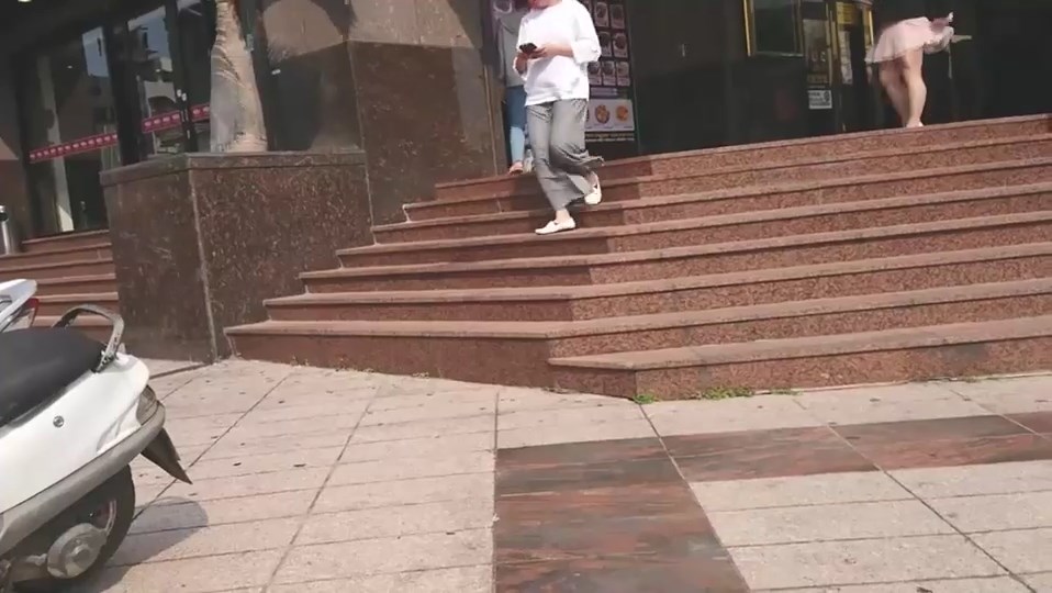 เดินเล่นมือถือไม่มองทาง