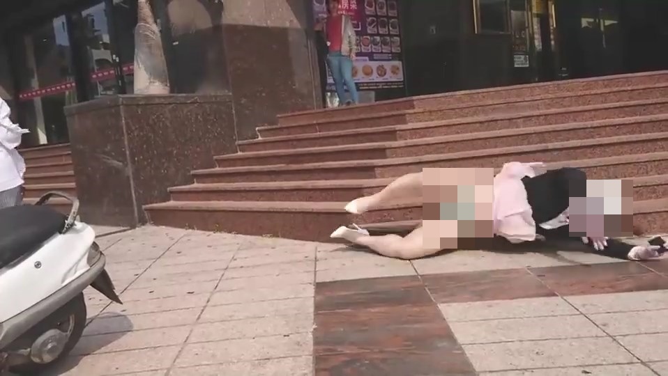 เดินเล่นมือถือไม่มองทาง