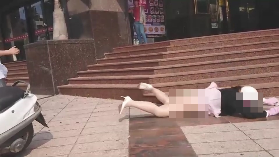 เดินเล่นมือถือไม่มองทาง