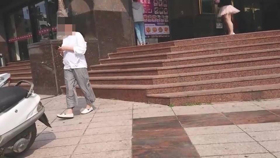 เดินเล่นมือถือไม่มองทาง