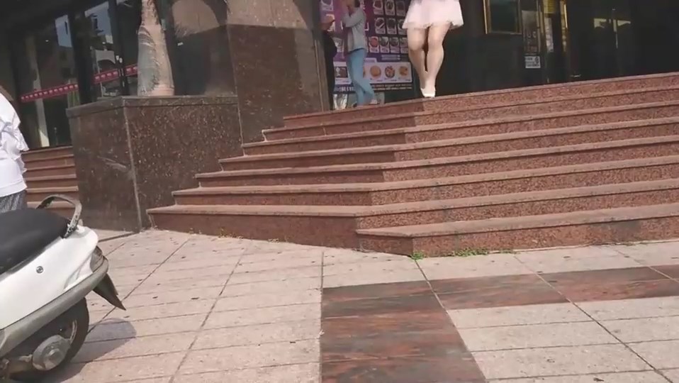 เดินเล่นมือถือไม่มองทาง