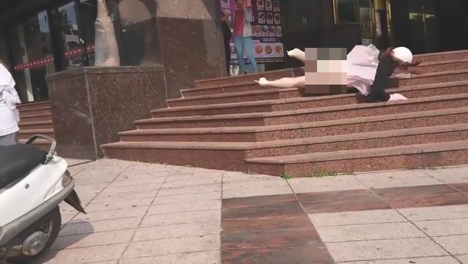 เดินเล่นมือถือไม่มองทาง