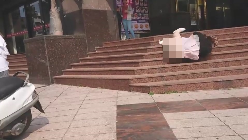 เดินเล่นมือถือไม่มองทาง