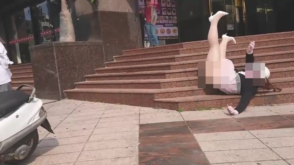 เดินเล่นมือถือไม่มองทาง