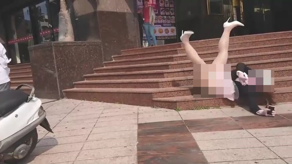 เดินเล่นมือถือไม่มองทาง