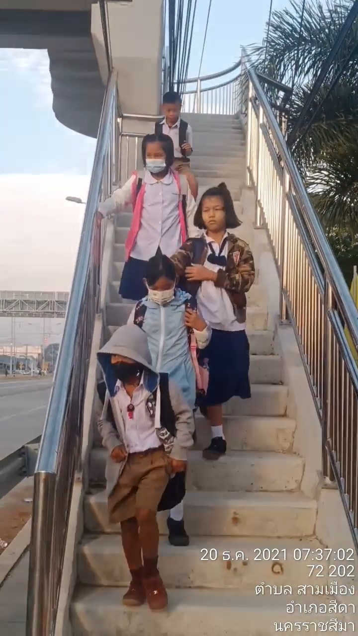 สะพานลอยอันตราย