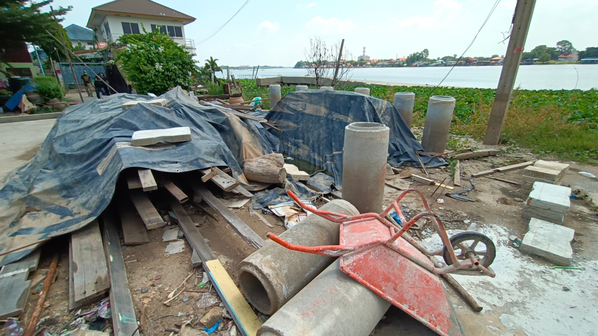 ครูบ้านพัง