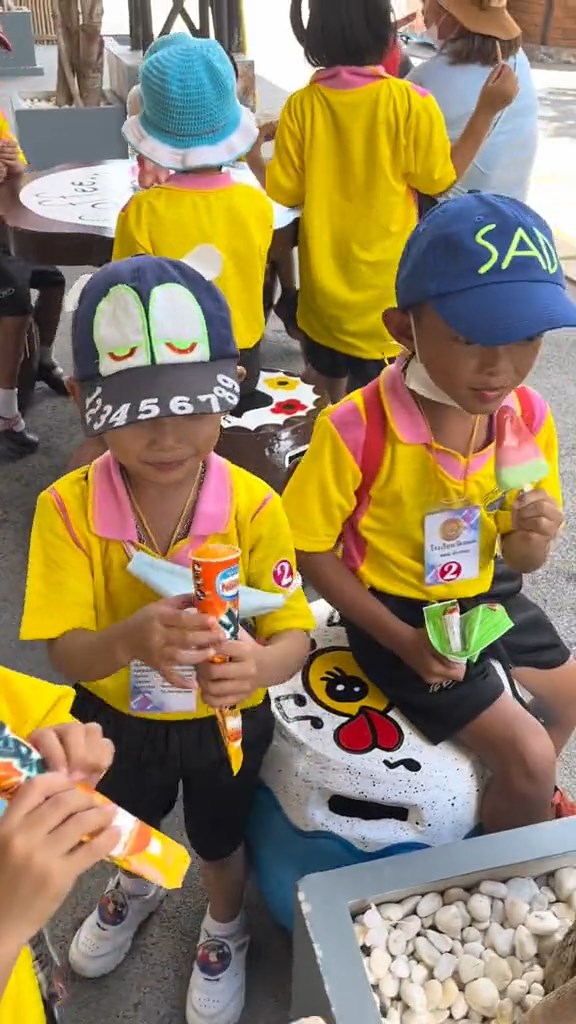 นักเรียนตบมุก