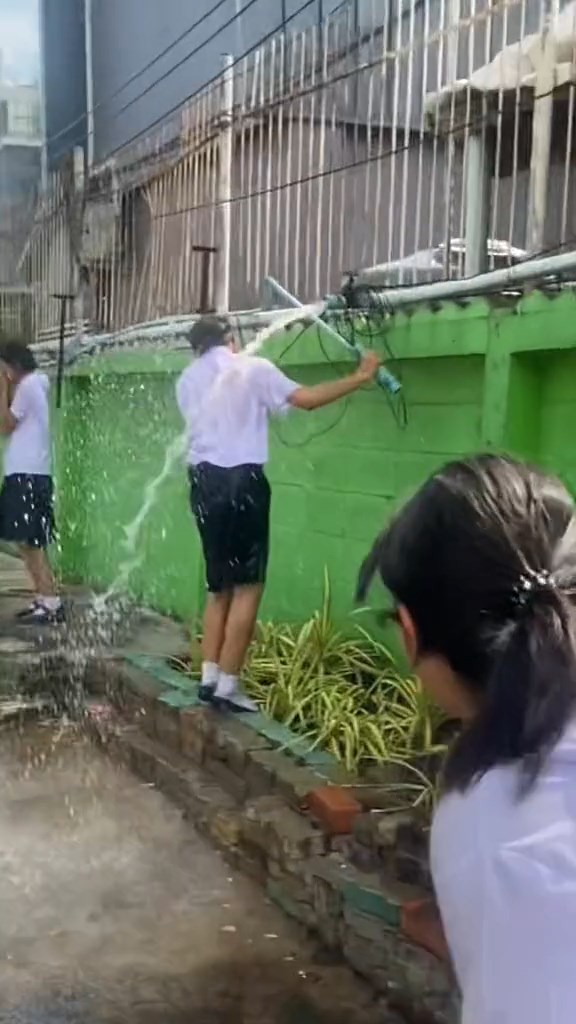 นักเรียนซ่อมท่อ